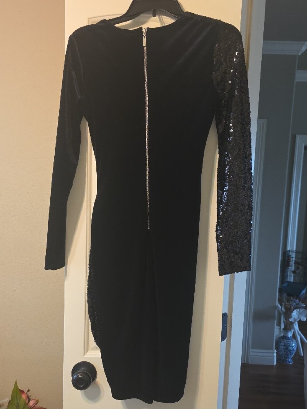 Premier Black Sequin & Velvet Long-Sleeve Cocktail Dress - Picture 6 of 7